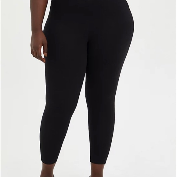 TORRID CROP LEGGING - DISNEY THE NIGHTMARE BEFORE CHRISTMAS FILIGREE - Picture 4 of 7